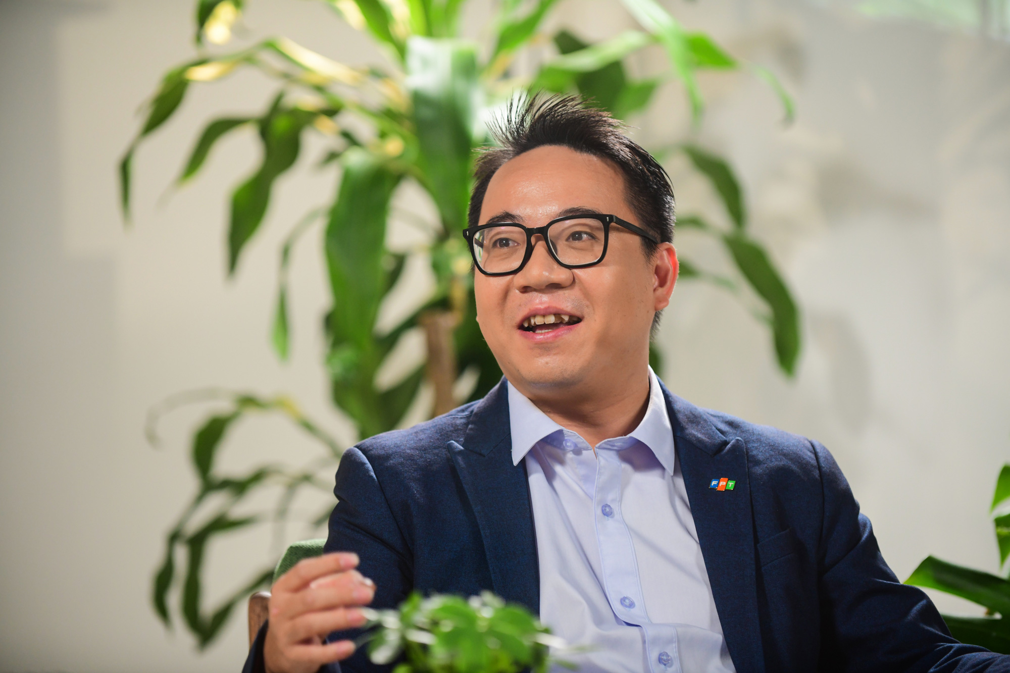 Đi cùng thương hiệu: Tận dụng AI trong xây dựng và phát triển thương hiệu- Ảnh 1. CMO Võ Đặng Phát - Giám đốc Marketing và Truyền thông Tập đoàn FPT chia sẻ trong talkshow 'Đi cùng thương hiệu' mùa 2 - Ảnh: QUANG ĐỊNH