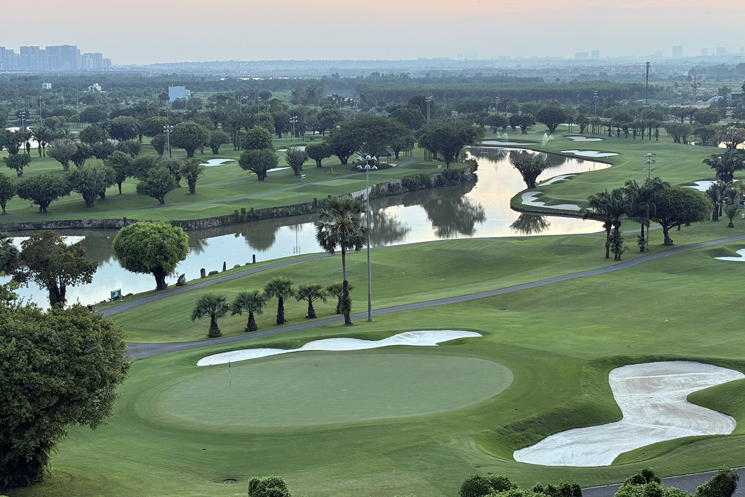 Đồng Nai quy hoạch thêm 6 sân golf với hơn 800ha- Ảnh 1. Sân golf Long Thành - một trong ba sân golf hiện hữu ở Đồng Nai thu hút du khách trong và ngoài tỉnh, chuyên gia nước ngoài đến chơi thể thao, nghỉ dưỡng - Ảnh: AN BÌNH