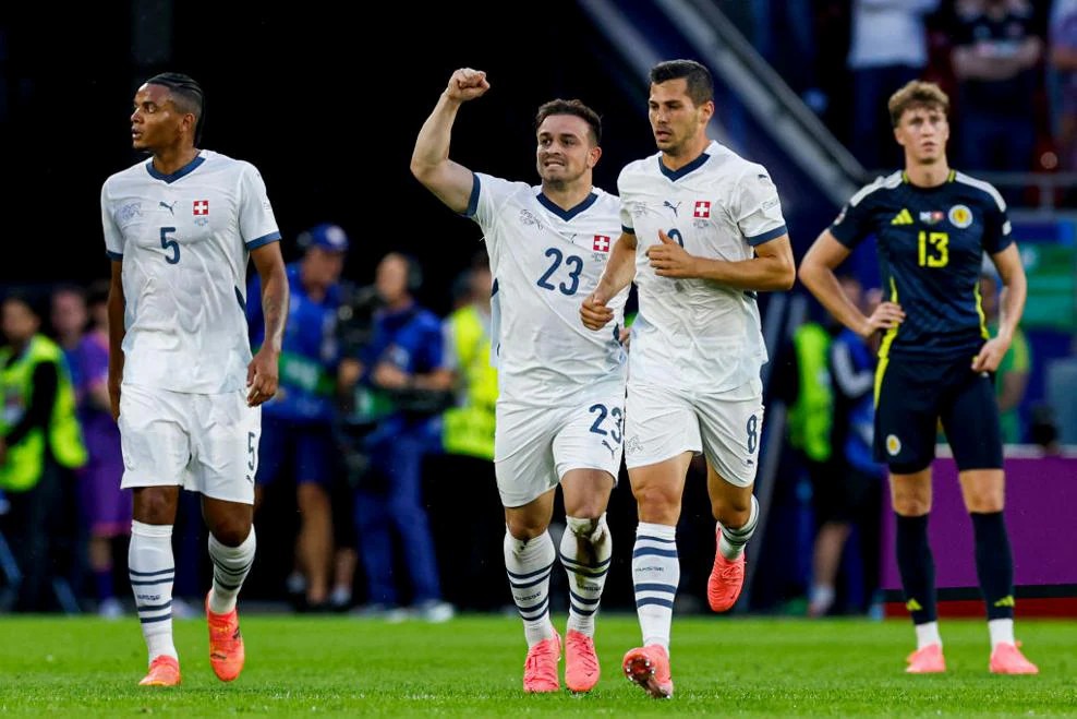 Shaqiri (số 23) mừng bàn gỡ hòa trước Scotland, trên sân RheinEnergieStadion, Cologne, Đức. Ảnh: Reuters