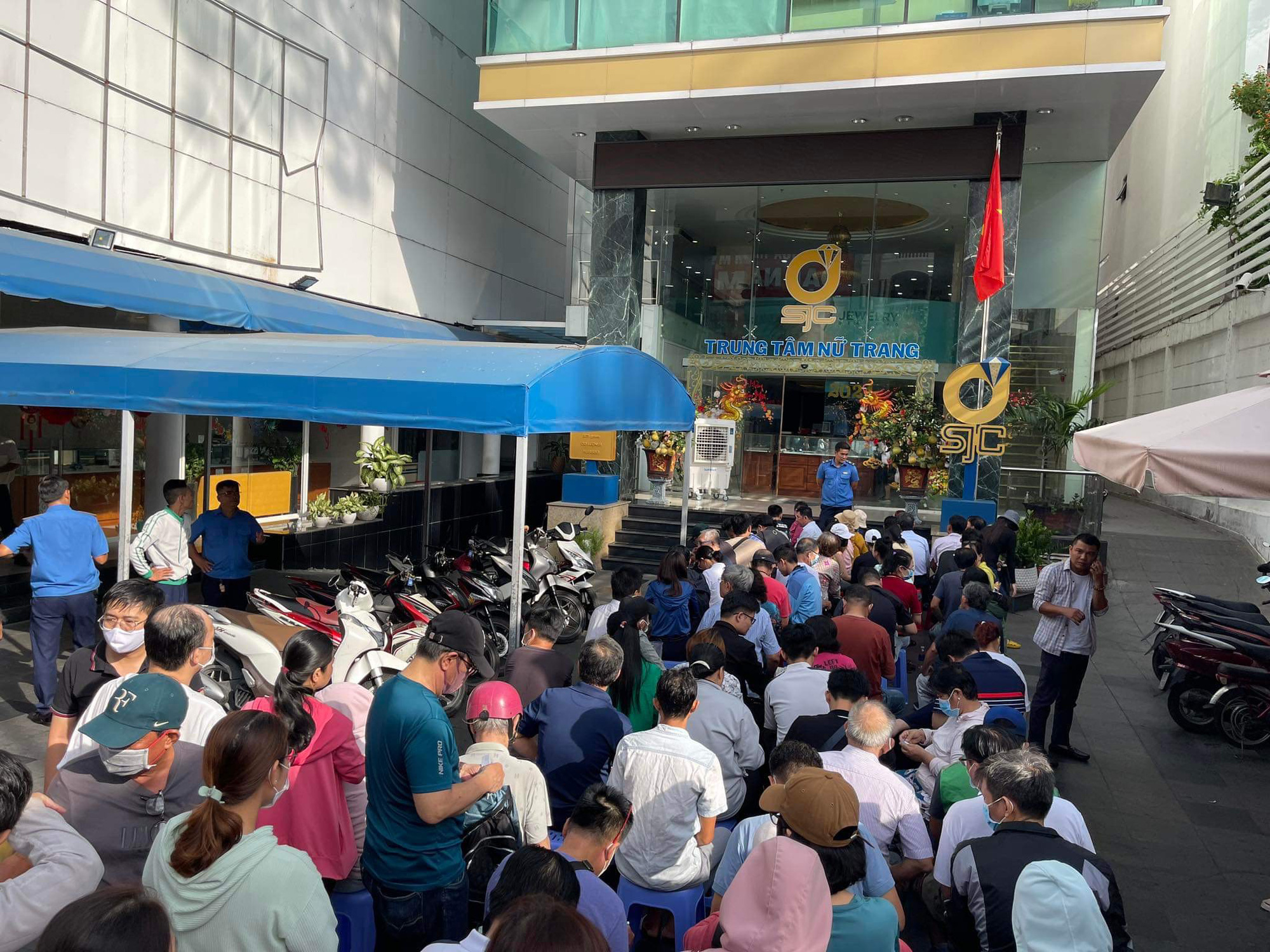 Ngân hàng sắp bán vàng qua app- Ảnh 2. Ngân hàng Nhà nước cho biết sẽ loại bỏ việc đầu cơ vàng, tạo thuận lợi cho người có nhu cầu thực - Ảnh: PHƯƠNG QUYÊN