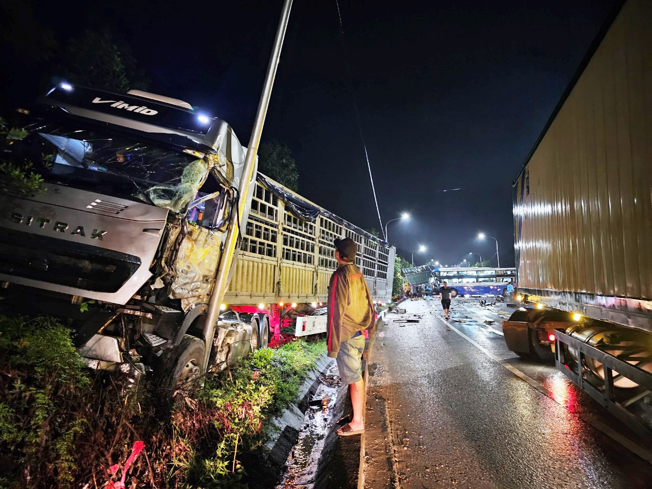 3 xe lớn tông nhau đoạn đường tránh Huế, 9 người bị thương- Ảnh 1. Hiện trường vụ tai nạn giữa 3 xe ô tô làm 9 người bị thương nhẹ trên đường tránh TP Huế (tỉnh Thừa Thiên Huế) - Ảnh: A.HIẾU