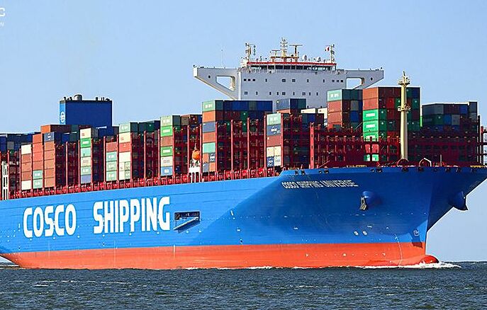 Tàu container đang chở hàng trên biển. Ảnh: Quốc Cường