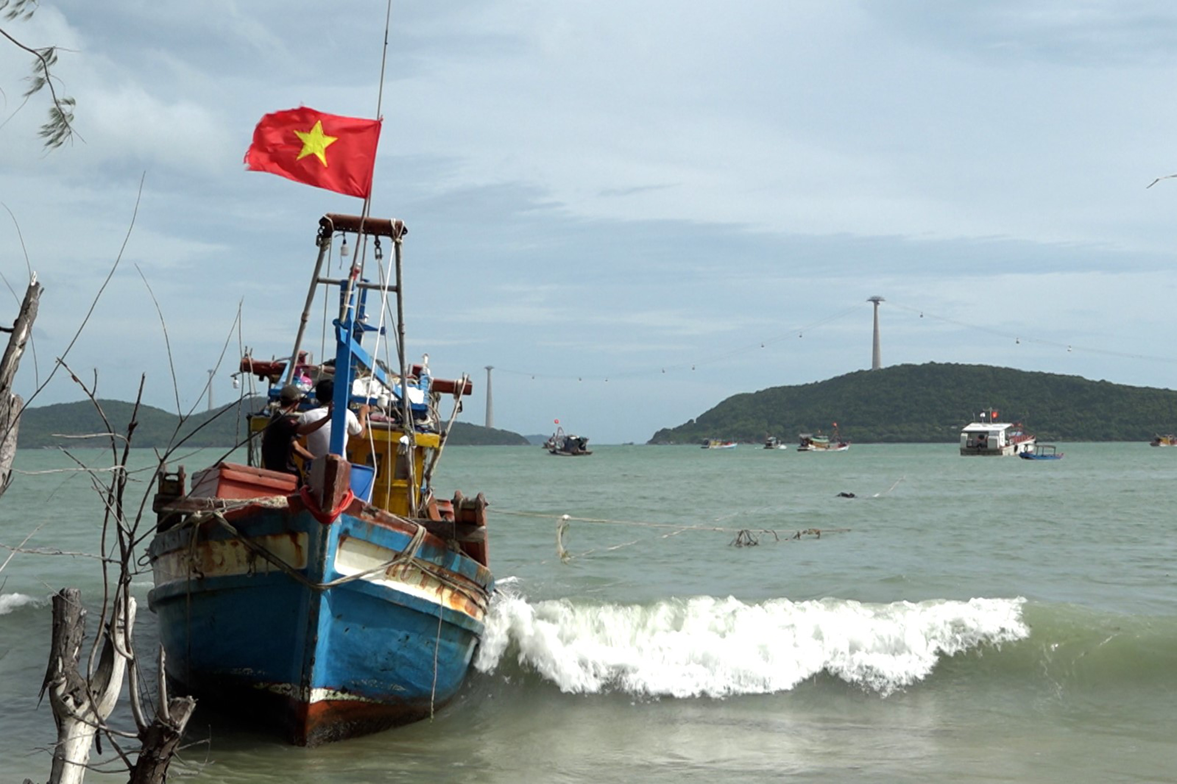 Chiếc tàu cá được nối dây cứu kéo khỏi nơi mắc cạn, chiều 23/6. Ảnh: Văn Định