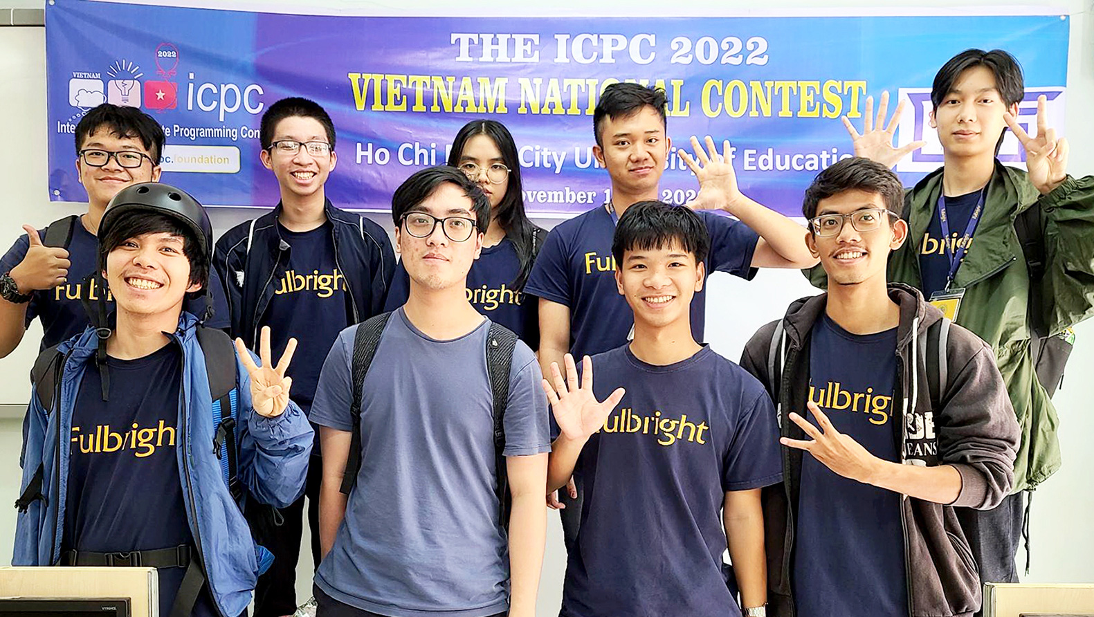 Đoàn Thuận (hàng trên, thứ 2 từ phải qua) cùng các sinh viên Fulbright tại kỳ thi lập trình sinh viên quốc tế (ICPC) vòng quốc gia năm 2022 - Ảnh: NVCC Đoàn Thuận (hàng trên, thứ 2 từ phải qua) cùng các sinh viên Fulbright tại kỳ thi lập trình sinh viên quốc tế (ICPC) vòng quốc gia năm 2022 - Ảnh: NVCC