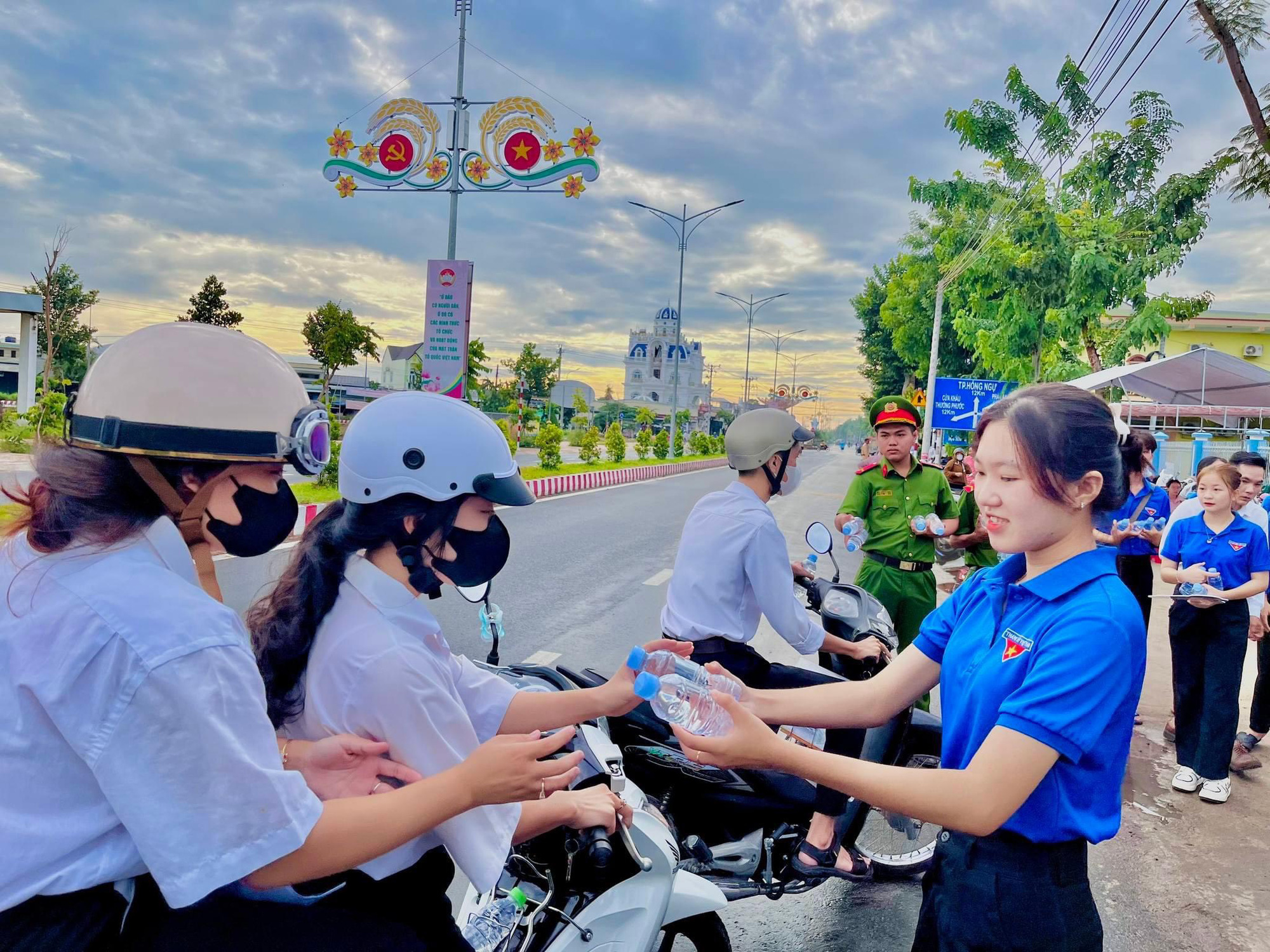 Sinh viên tình nguyện TP.HCM tặng quà, chăm sóc sức khỏe cho thí sinh- Ảnh 8. Hơn 250 đoàn viên huyện Hồng Ngự tham gia hỗ trợ thí sinh đi thi năm 2024. Trong ảnh: Tình nguyện viên tại điểm Trường THPT Hồng Ngự 3 phát nước uống cho thí sinh - Ảnh: TỐNG DOANH