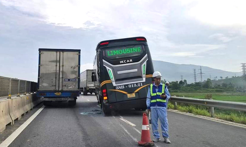 Đơn vị vận hành cao tốc phân làn xử lý sự cố sáng nay. Ảnh: Lam Sơn