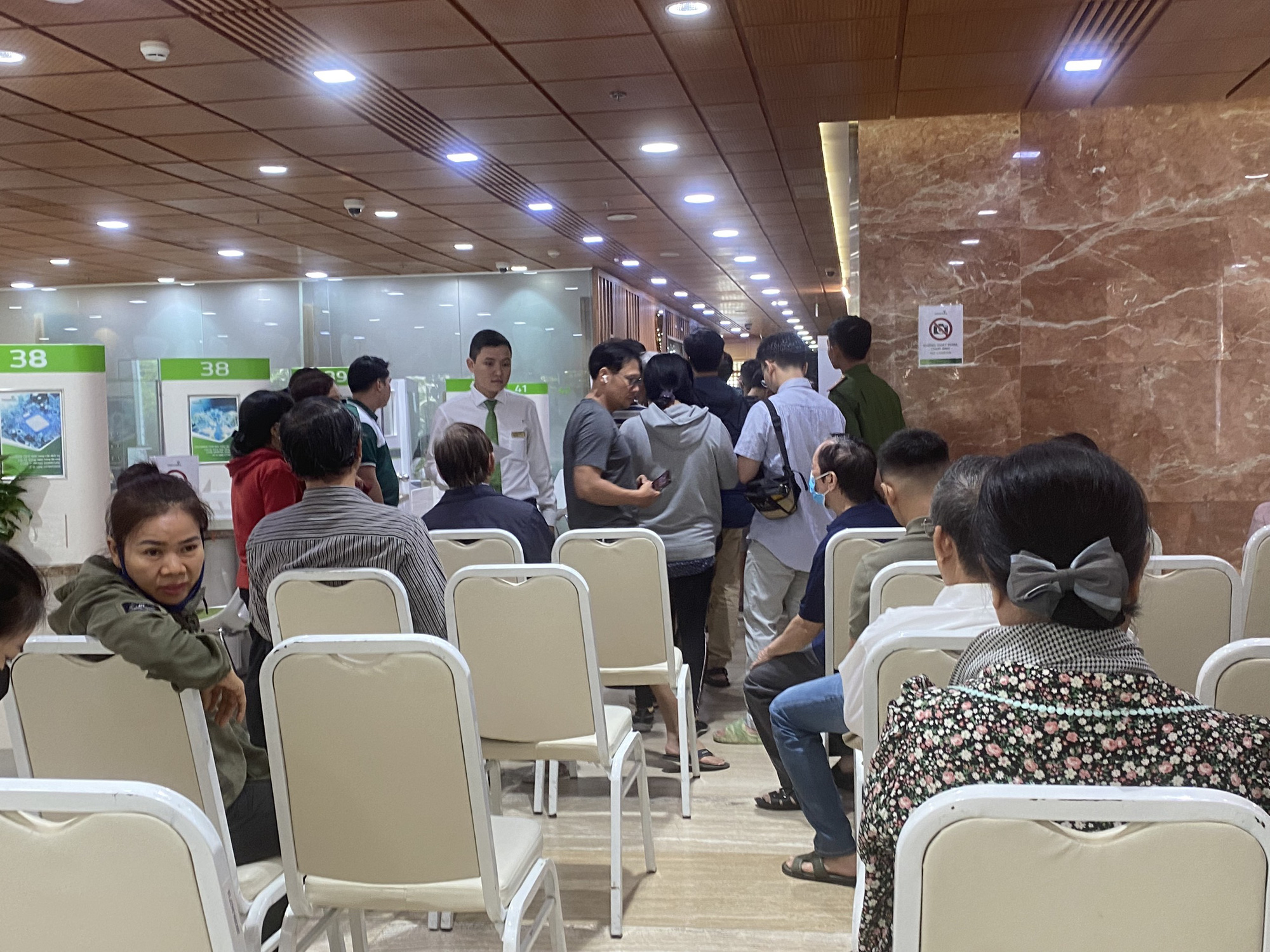 Vietcombank bán vàng online từ hôm nay 12-6- Ảnh 1. Khách hàng chờ mua vàng tại Ngân hàng Vietcombank ở ngày bán vàng đầu tiên. Hôm nay ngân hàng đã triển khai bán vàng online - Ảnh: PHƯƠNG QUYÊN