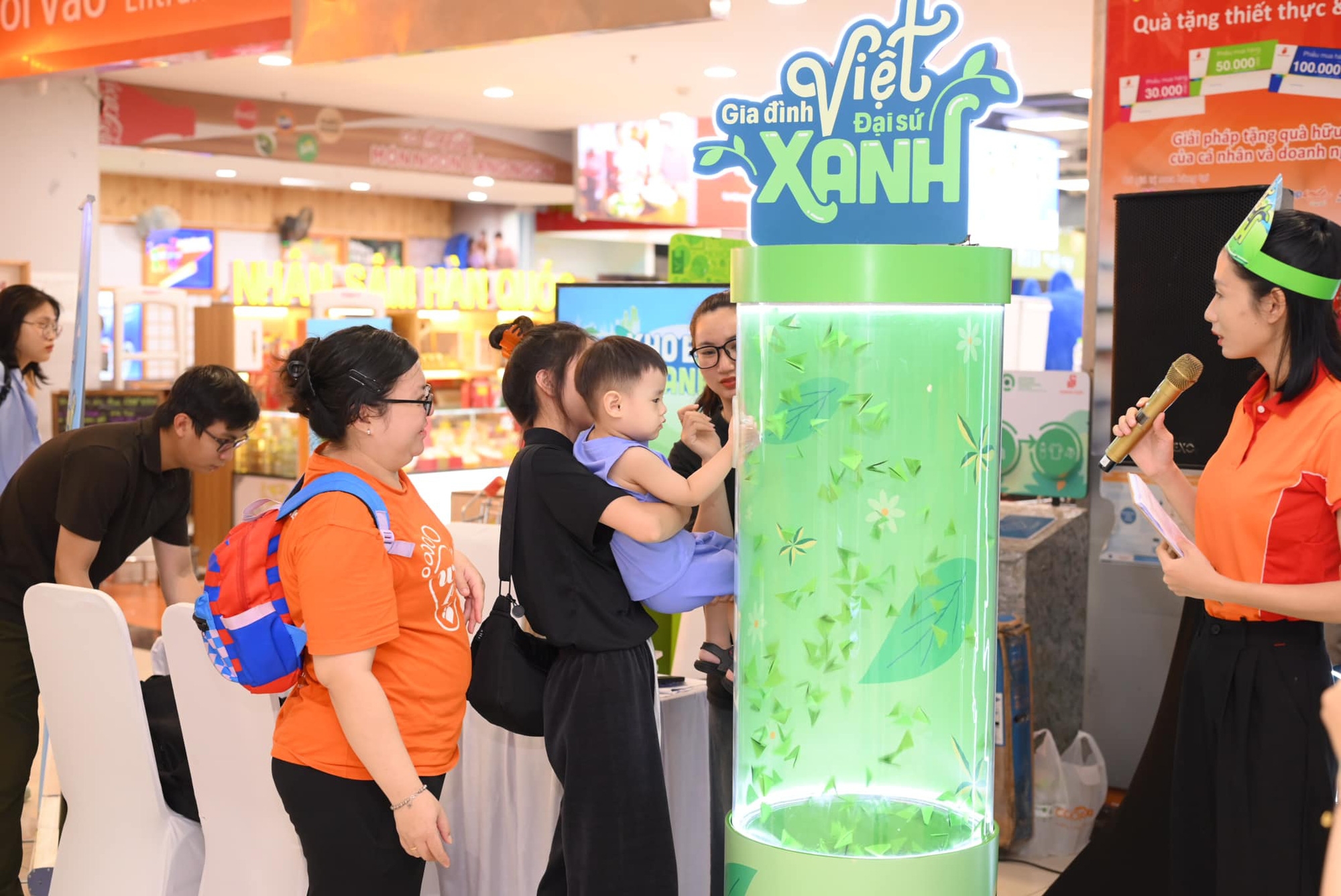 Đi siêu thị đồng giá từ 7.000 đồng...- Ảnh 2. Workshop tổ chức vào cuối tuần thu hút các gia đình trẻ - Ảnh: N.X.