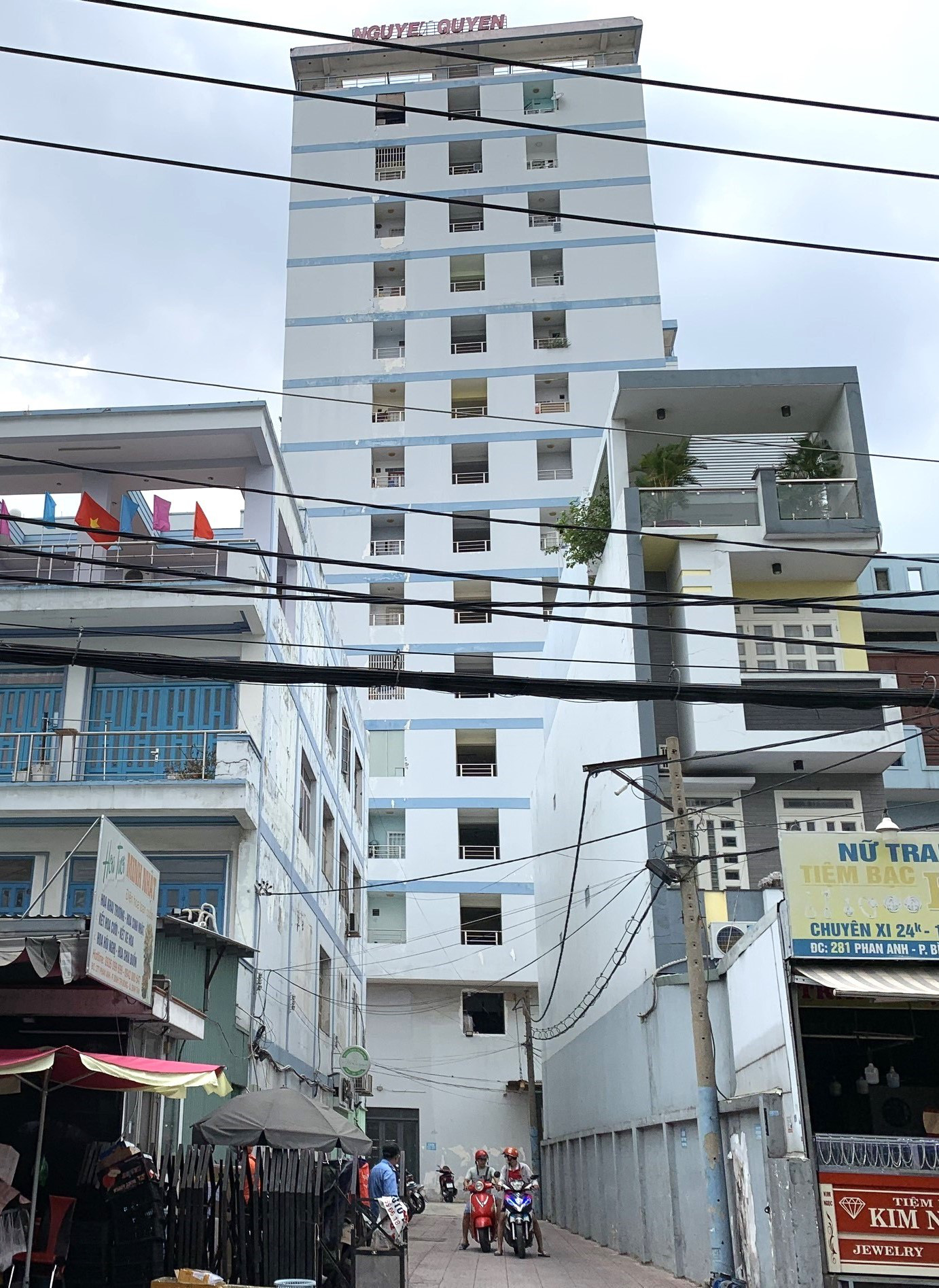 Khởi tố giám đốc và đại diện Công ty Nguyễn Quyền vì bán căn hộ xây lụi- Ảnh 1. Chung cư Nguyễn Quyền với 13 căn hộ xây lụi và đã có quyết định xử phạt, buộc tháo dỡ - Ảnh: PHƯƠNG NHI