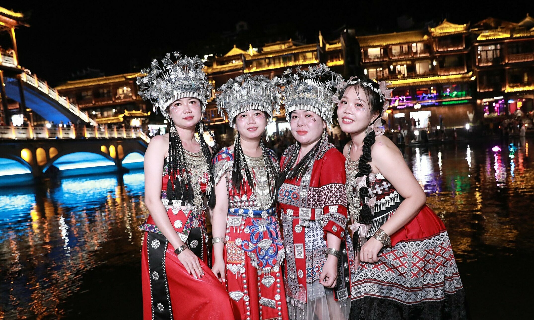 Đoàn khách Việt Nam chụp ảnh tại Phượng Hoàng Cổ Trấn năm 2023. Ảnh: Du Lịch Việt