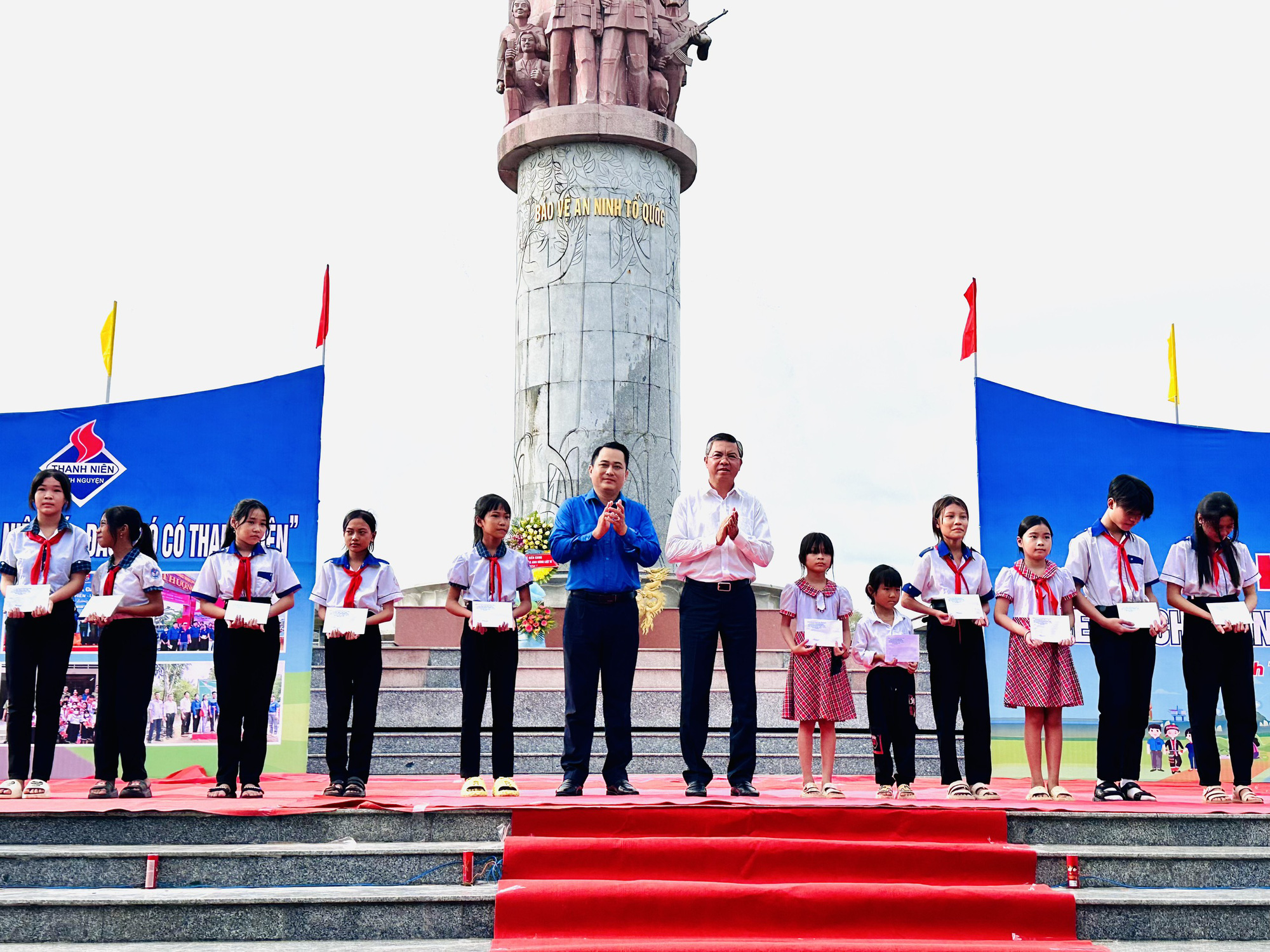 Tuổi trẻ Kiên Giang thành lập 6 đội hình ra quân ‘Chiến dịch thanh niên tình nguyện hè 2024’- Ảnh 1. Ông Nguyễn Lưu Trung (áo trắng) - phó chủ tịch UBND tỉnh Kiên Giang - tặng quà cho các em học sinh ở địa phương - Ảnh: THANH SƠN