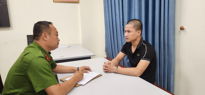 Thiếu nữ 15 tuổi bị bán vào cơ sở massage kích dục- Ảnh 1. Công an làm việc với bị can Nguyễn Tiến Thành - Ảnh: Công an cung cấp
