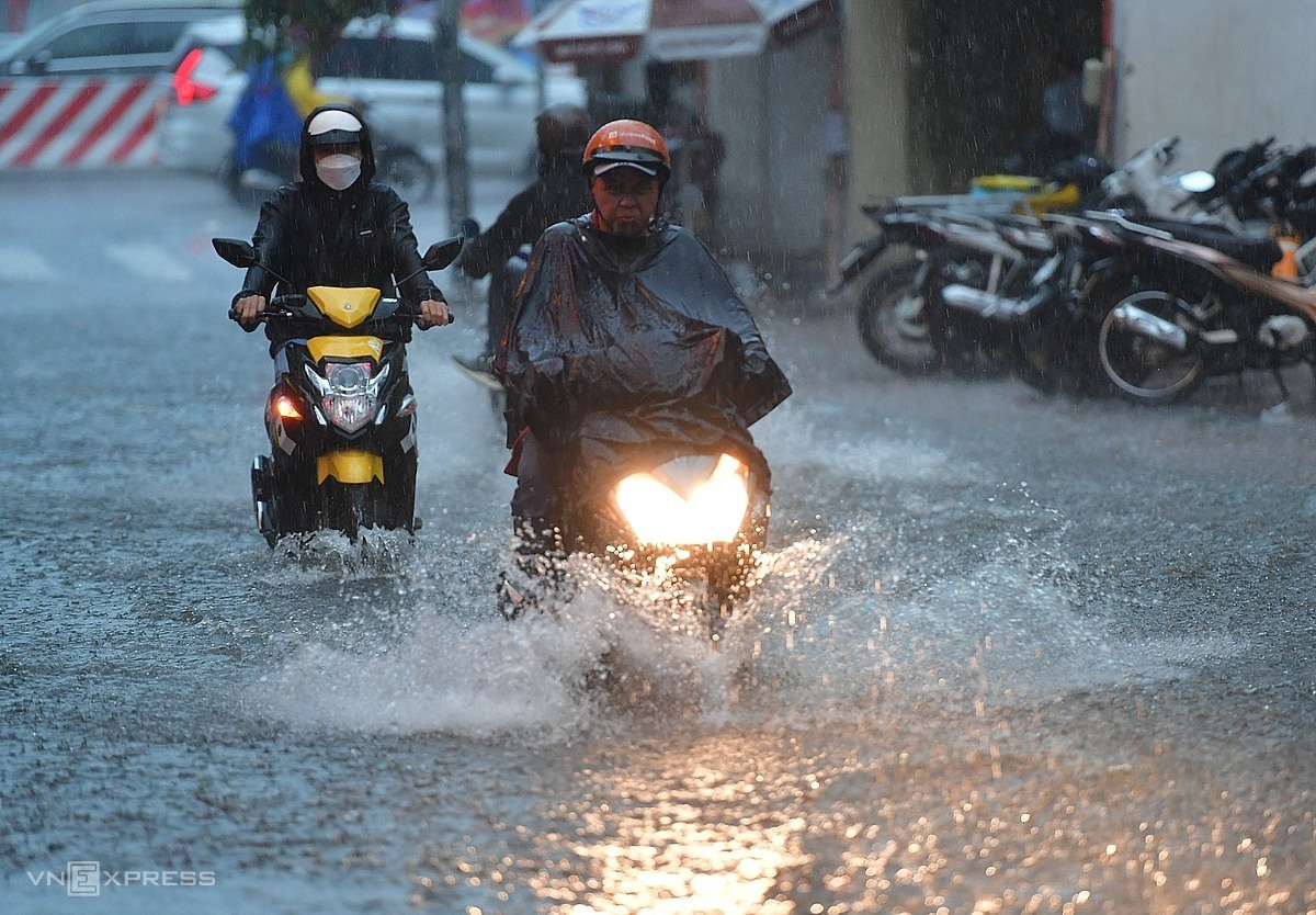 Cơn mưa giông lớn chiều này cũng gây ngập nhiều tuyến đường ở TP HCM. Ảnh: Thanh Tùng