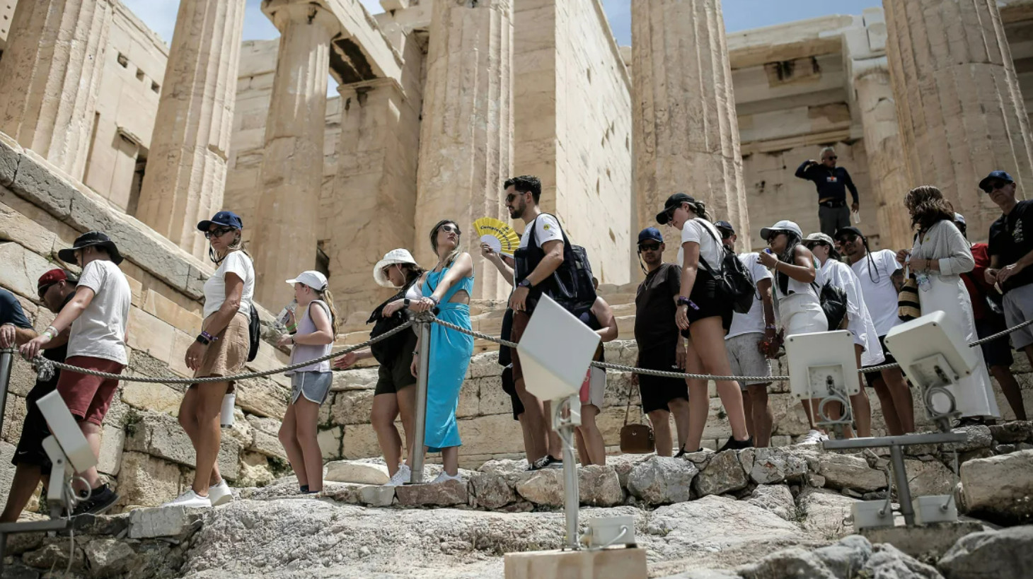 Du khách xếp hàng dài để rời khỏi Acropolis tại Athens, Hy Lạp hôm 11/6. Ảnh: CNN