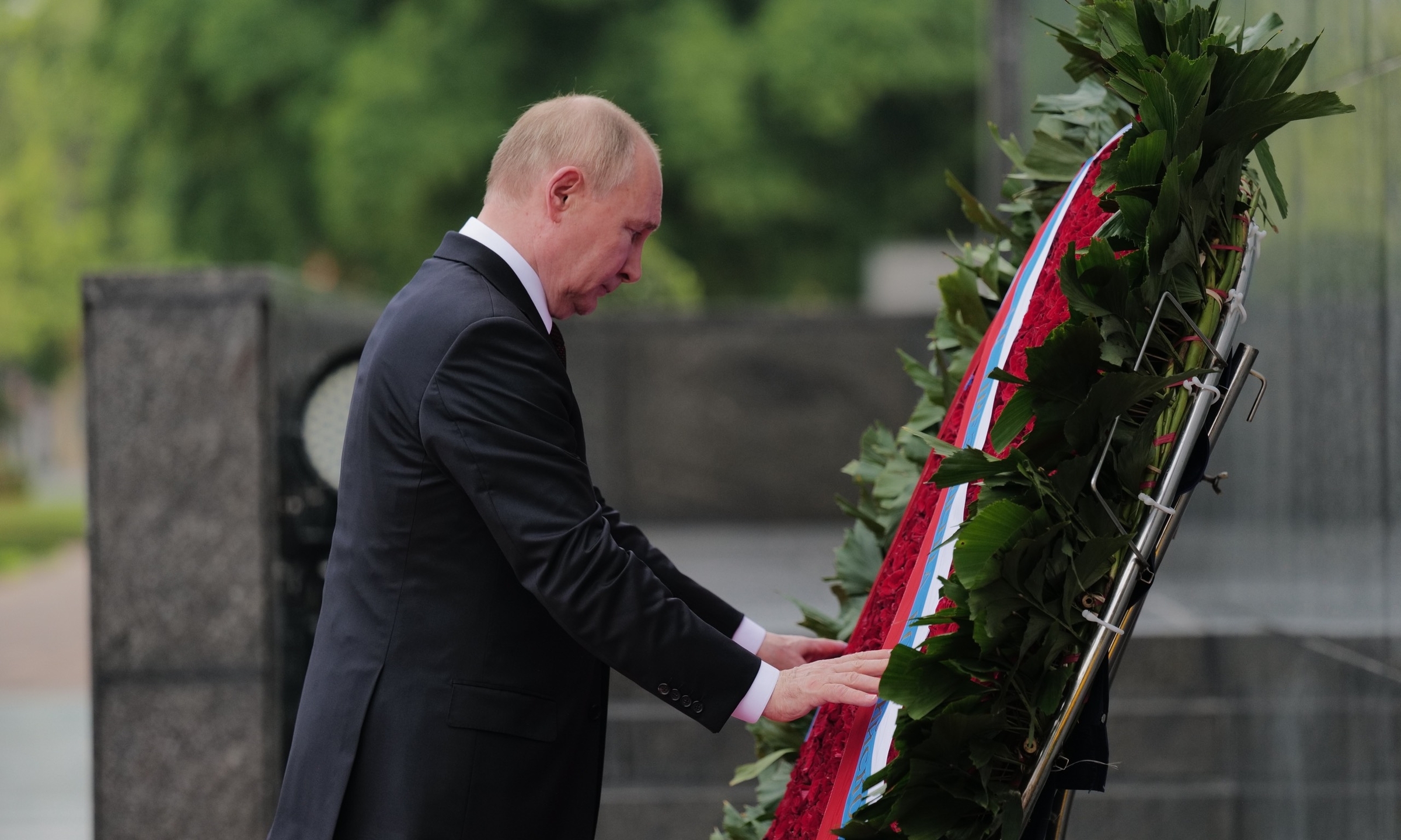 Tổng thống Nga Vladimir Putin viếng Lăng Chủ tịch Hồ Chí Minh ngày 20/6. Ảnh: Ngọc Thành