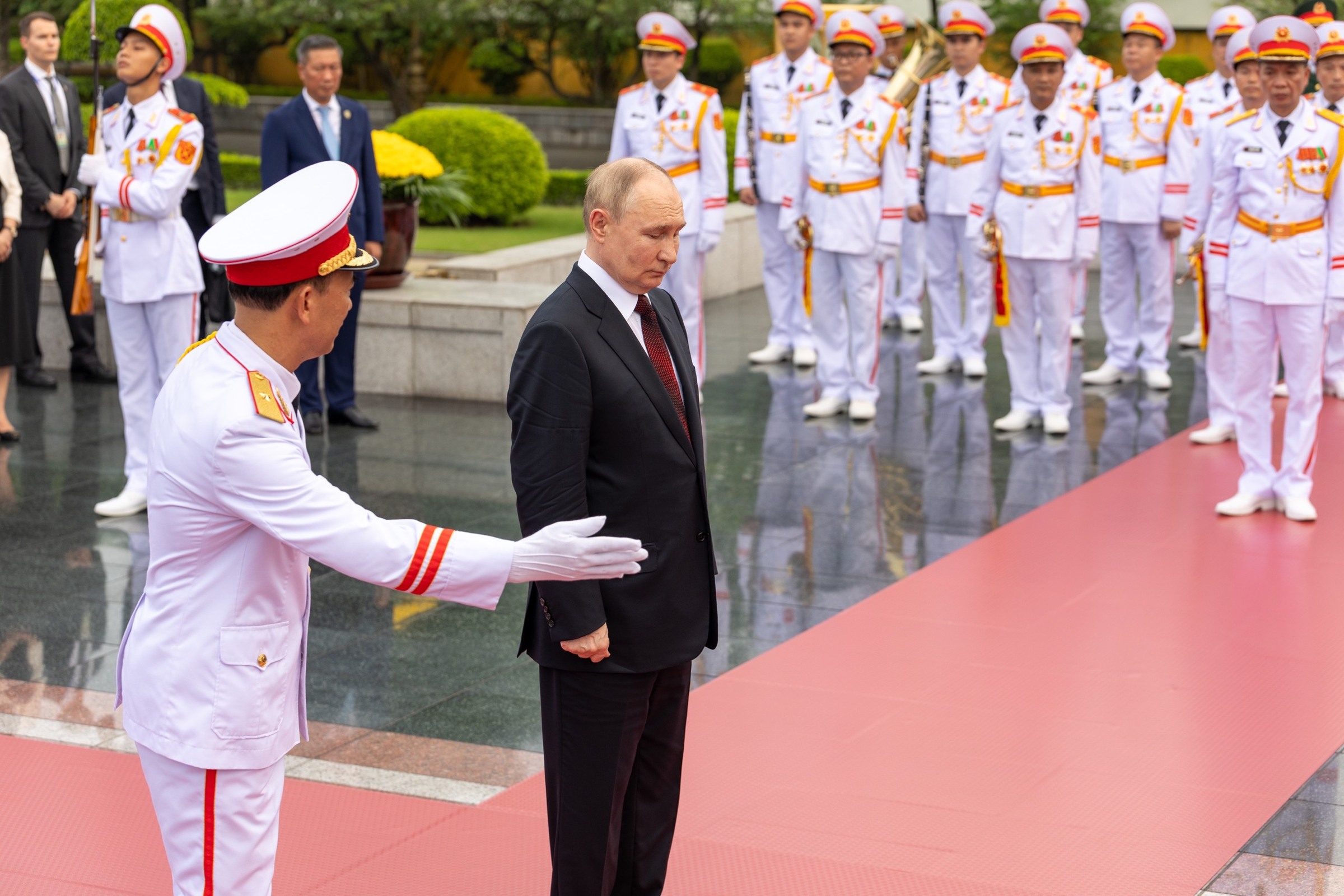 Tổng thống Nga Putin tới viếng, đặt vòng hoa tại Đài tưởng niệm các anh hùng liệt sĩ ngày 20/6. Ảnh: Giang Huy
