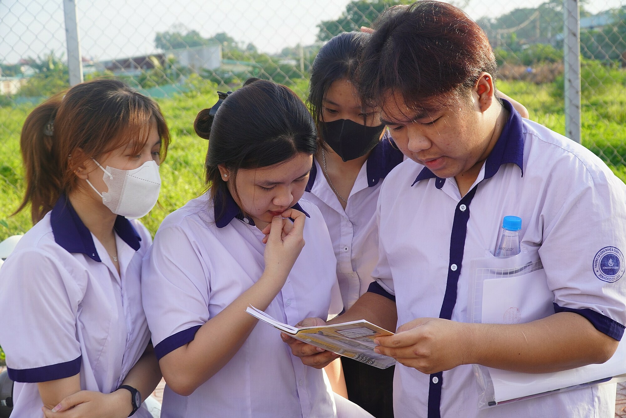 Thí sinh trường THPT Chu Văn An, Đồng Nai, tranh thủ xem lại bài, sáng 27/6. Ảnh: Phước Tuấn