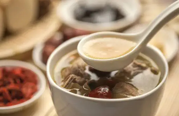 Không phải ninh soup càng lâu càng tốt. Ảnh: Paper