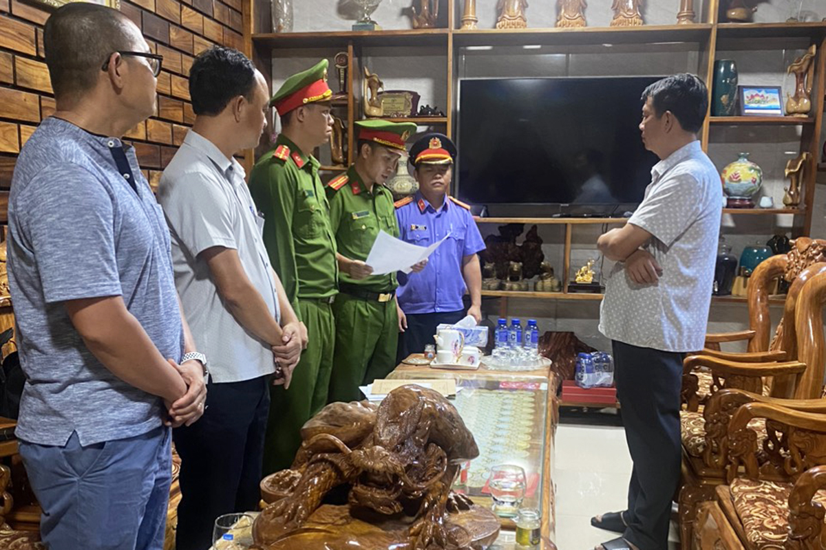 Công an đọc lệnh bắt giữ ông Lê Quang Thuận. Ảnh: Công an Quảng Trị