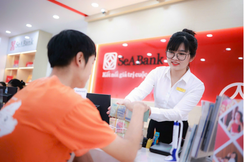 Nhân viên và khách hàng tại một phòng giao dịch SeABank. Ảnh: SeABank