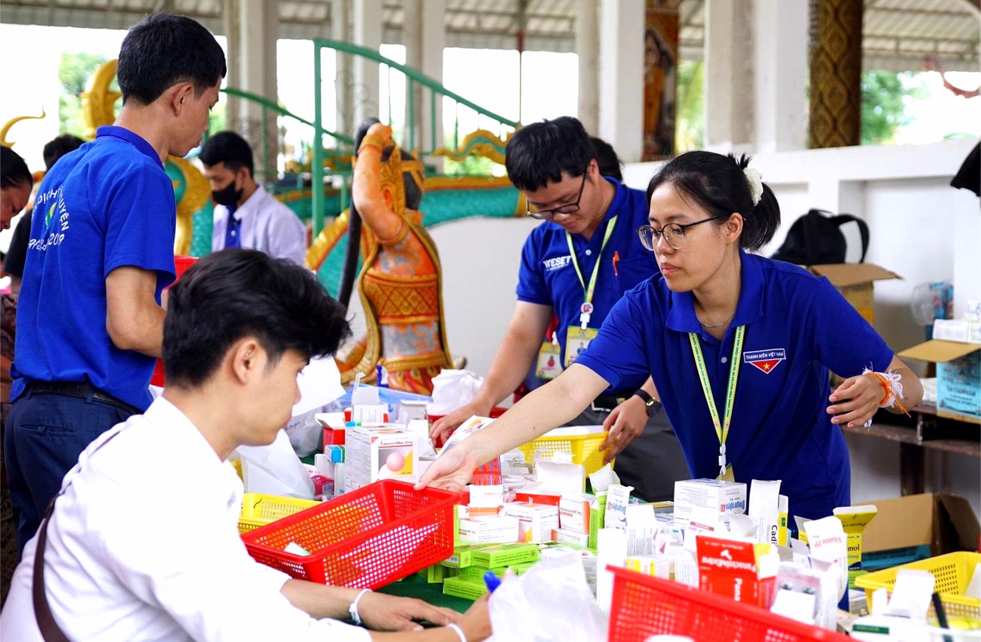 Chiến sĩ tình nguyện hè TP.HCM hỗ trợ việc khám bệnh, phát thuốc cho người dân Lào trong hè tình nguyện 2024 - Ảnh: QUỲNH NHƯ Chiến sĩ tình nguyện hè TP.HCM hỗ trợ việc khám bệnh, phát thuốc cho người dân Lào trong hè tình nguyện 2024 - Ảnh: QUỲNH NHƯ