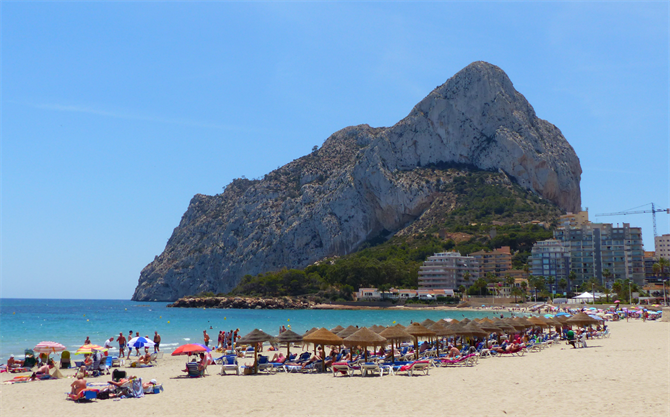 Một bãi biển tại thị trấn Calpe ở Tây Ban Nha - Ảnh: SPAIN HOLIDAY Một bãi biển tại thị trấn Calpe ở Tây Ban Nha - Ảnh: SPAIN HOLIDAY