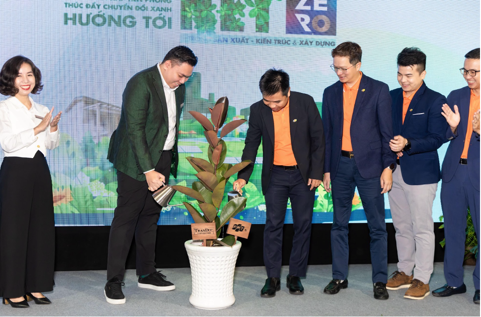 Đại diện hai doanh nghiệp tưới cây xanh, nghi thức đại diện cho cam kết phát triển bền vững, thân thiện môi trường. Ảnh: FPT