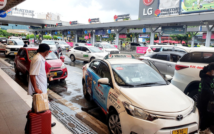 Taxi Ánh Dương giảm lời do 'hỗ trợ anh em tài xế và đối tác'- Ảnh 3. Taxi cạnh tranh khốc liệt, áp lực chuyển đổi sang xe điện