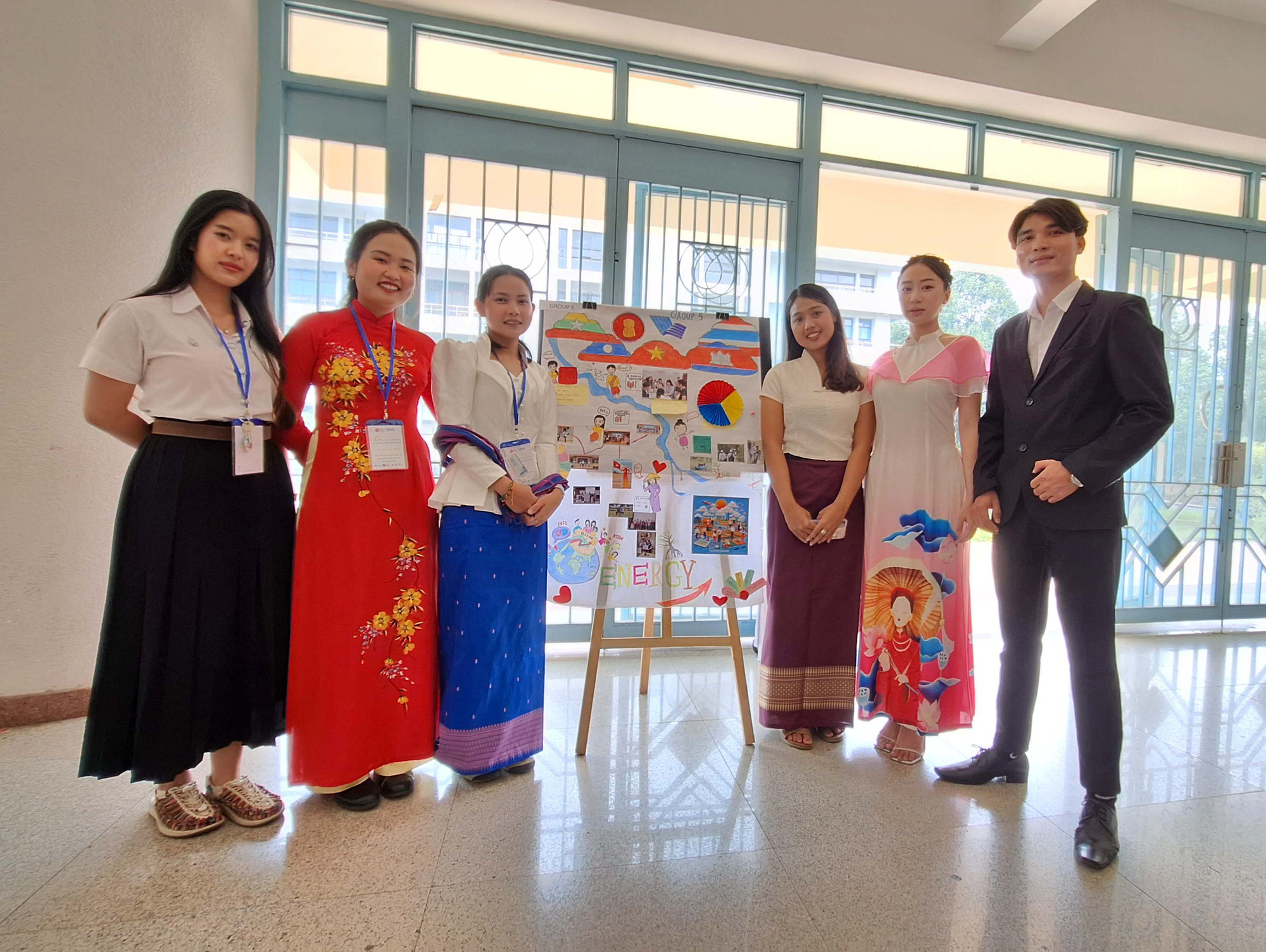 Sinh viên 10 nước ASEAN đến TP.HCM học về phát triển bền vững- Ảnh 2. Nhóm sinh viên 6 thành viên từ 5 quốc gia ASEAN của Thảo Nguyên - Ảnh: TRỌNG NHÂN