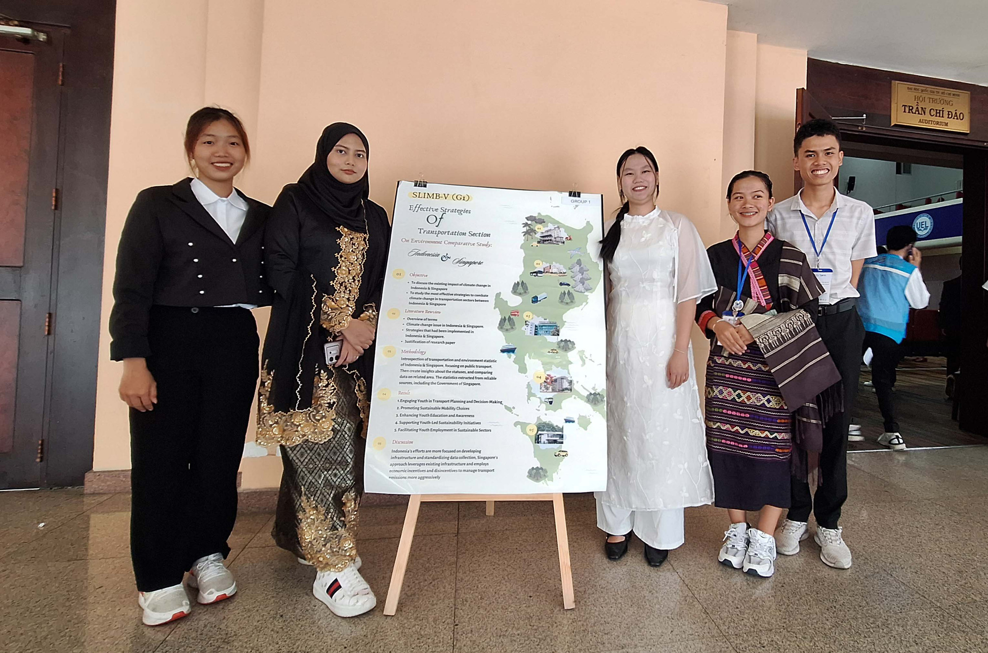 Sinh viên 10 nước ASEAN đến TP.HCM học về phát triển bền vững- Ảnh 1. Nhóm sinh viên từ Việt Nam, Singapore và Indonesia trình bày dự án về biến đổi khí hậu của mình - Ảnh: TRỌNG NHÂN