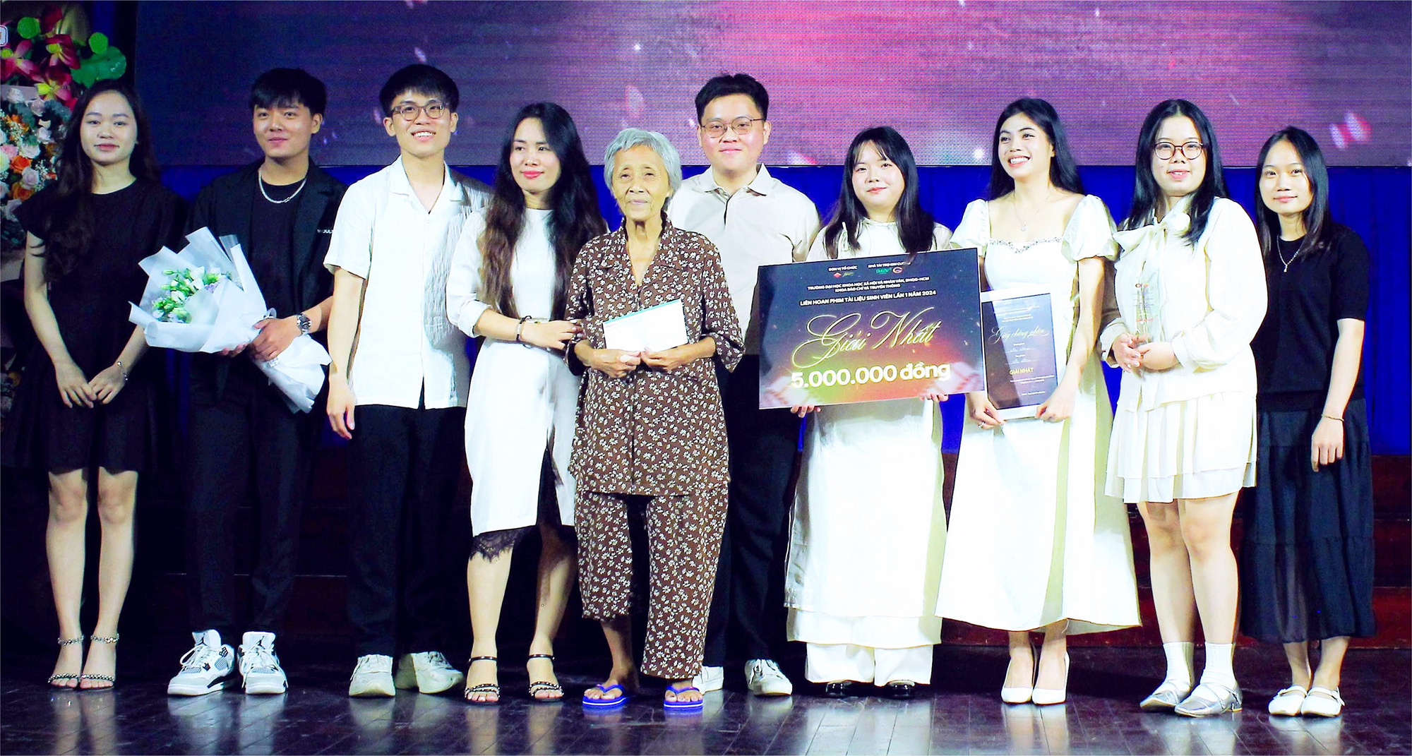 Phim tài liệu qua lăng kính sinh viên báo chí- Ảnh 1. Nhóm làm phim Nội Mai cùng nhân vật chính trong phim nhận giải nhất liên hoan phim tài liệu sinh viên lần đầu tiên - Ảnh: NGUYÊN HOÀI