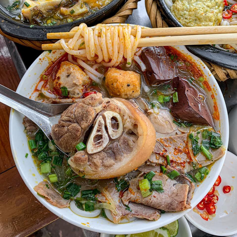 Michelin gọi tên bún chả cá, bánh xèo, bò nướng sả ở Đà Nẵng, ẩm thực Việt đâu chỉ cứ phở, bánh mì- Ảnh 10. Bún bò Bà Diệu - Ảnh: FBNH