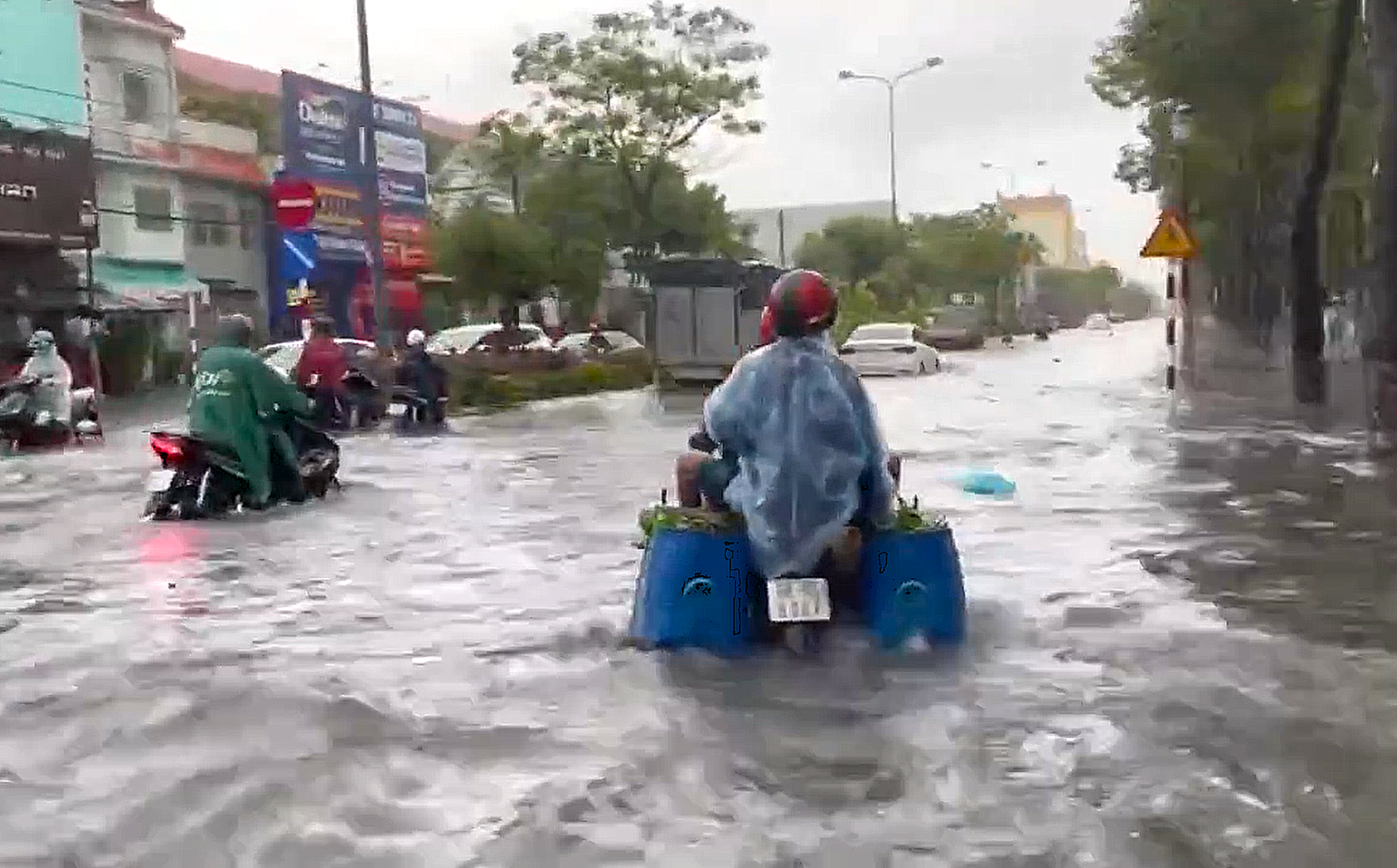 Đường Nguyễn Trung Trực ngập sau cơn mưa kéo. Ảnh: Dương Đông