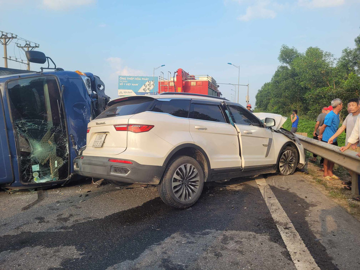 Xe tải lật chắn ngang cao tốc sau va chạm ô tô con, 1 người chết, 2 người bị thương- Ảnh 2. Chiếc xe con và xe tải nằm chắn gần hết lòng đường khiến xe cộ qua lại tê liệt - Ảnh: B.L.