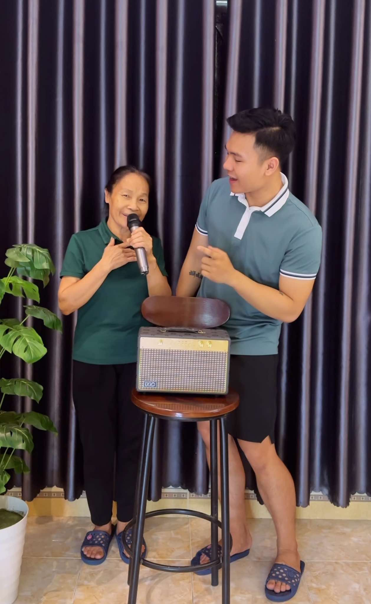Bà Nguyễn Thị Cúc cùng con trai Bảo Luân tập hát tại nhà ở huyện Tứ Kỳ, tỉnh Hải Dương, tháng 6/2024. Ảnh: Nhân vật cung cấp