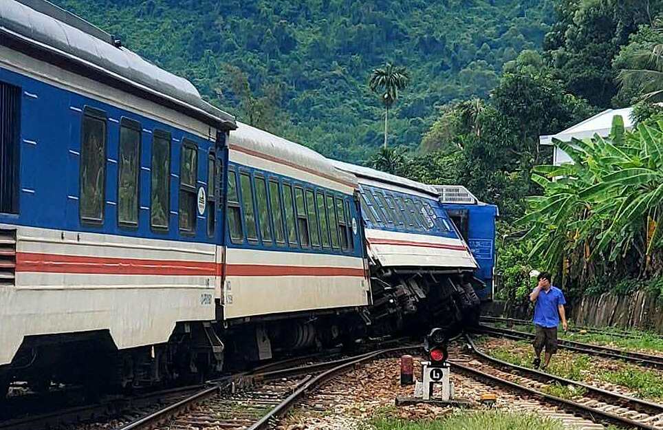 Hai toa tàu bị trật bánh. Ảnh: VNR