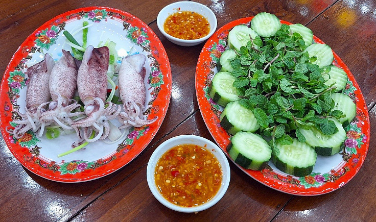 Mực hấp ở Bé Mặn - Ảnh: Michelin Guide Michelin gọi tên bún chả cá, bánh xèo, bò nướng sả ở Đà Nẵng, ẩm thực Việt đâu chỉ cứ phở, bánh mì- Ảnh 6.