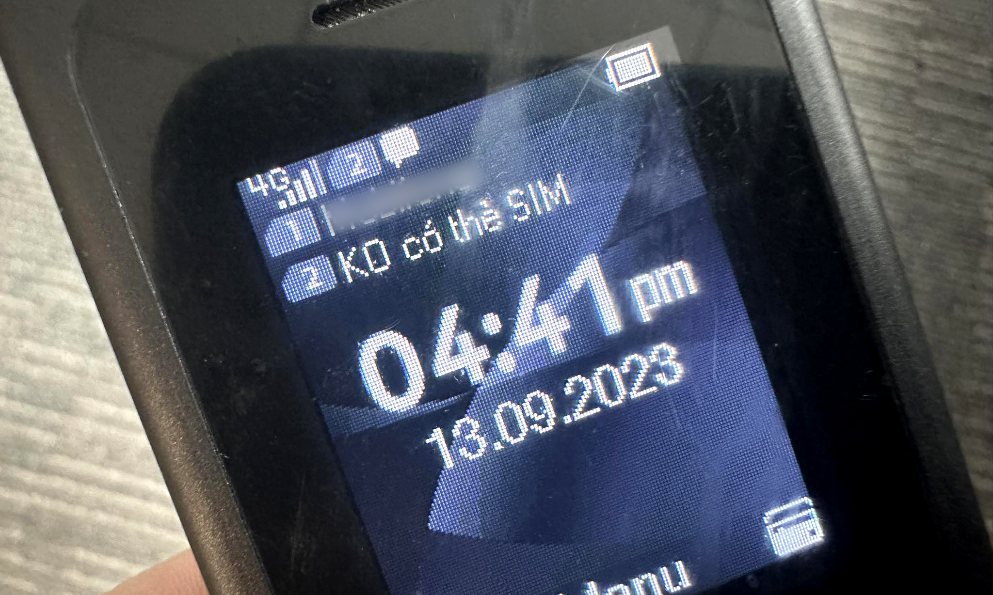 Một thiết bị nhái điện thoại Nokia, chỉ hỗ trợ 2G nhưng được chỉnh sửa phần mềm để hiển thị sóng 4G giả, tháng 9/2023. Ảnh: Lưu Quý