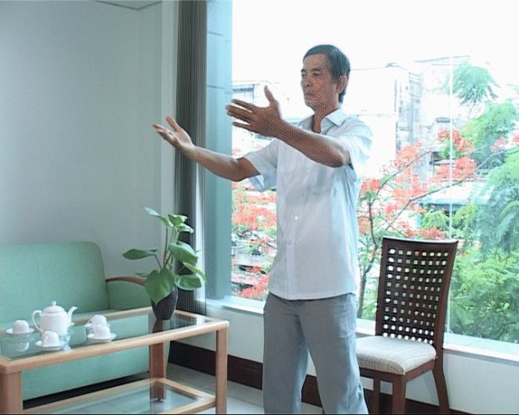 Dân công sở Trung Quốc biến văn phòng thành... phòng gym, đeo luôn hộp cơm thay tạ- Ảnh 5. Thể dục dành cho nhân viên văn phòng, công sở