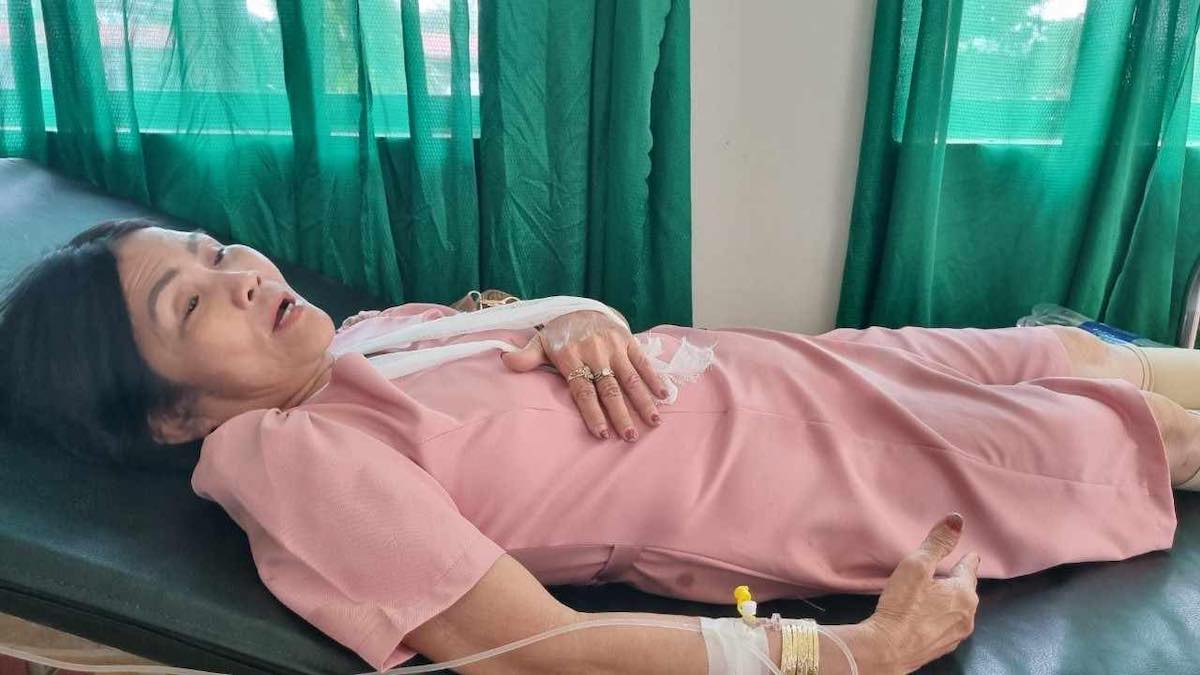 Bà Liễu nằm điều trị tại Trung tâm y tế huyện Đăk Glong sau vụ tai nạn. Ảnh: Trần Hoá