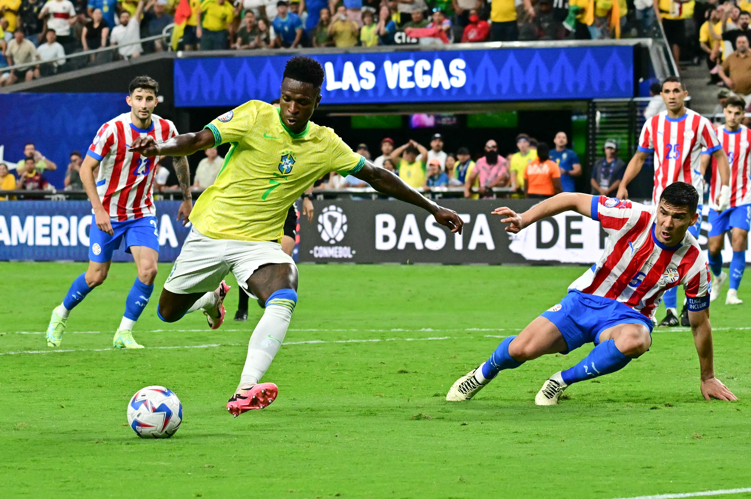 Tiền đạo Vinicius đi bóng trong trận Brazil - Paraguay ở lượt hai bảng D Copa America 2024 trên sân Allegiant, Las Vegas, Nevada ngày 28/6. Ảnh: AFP
