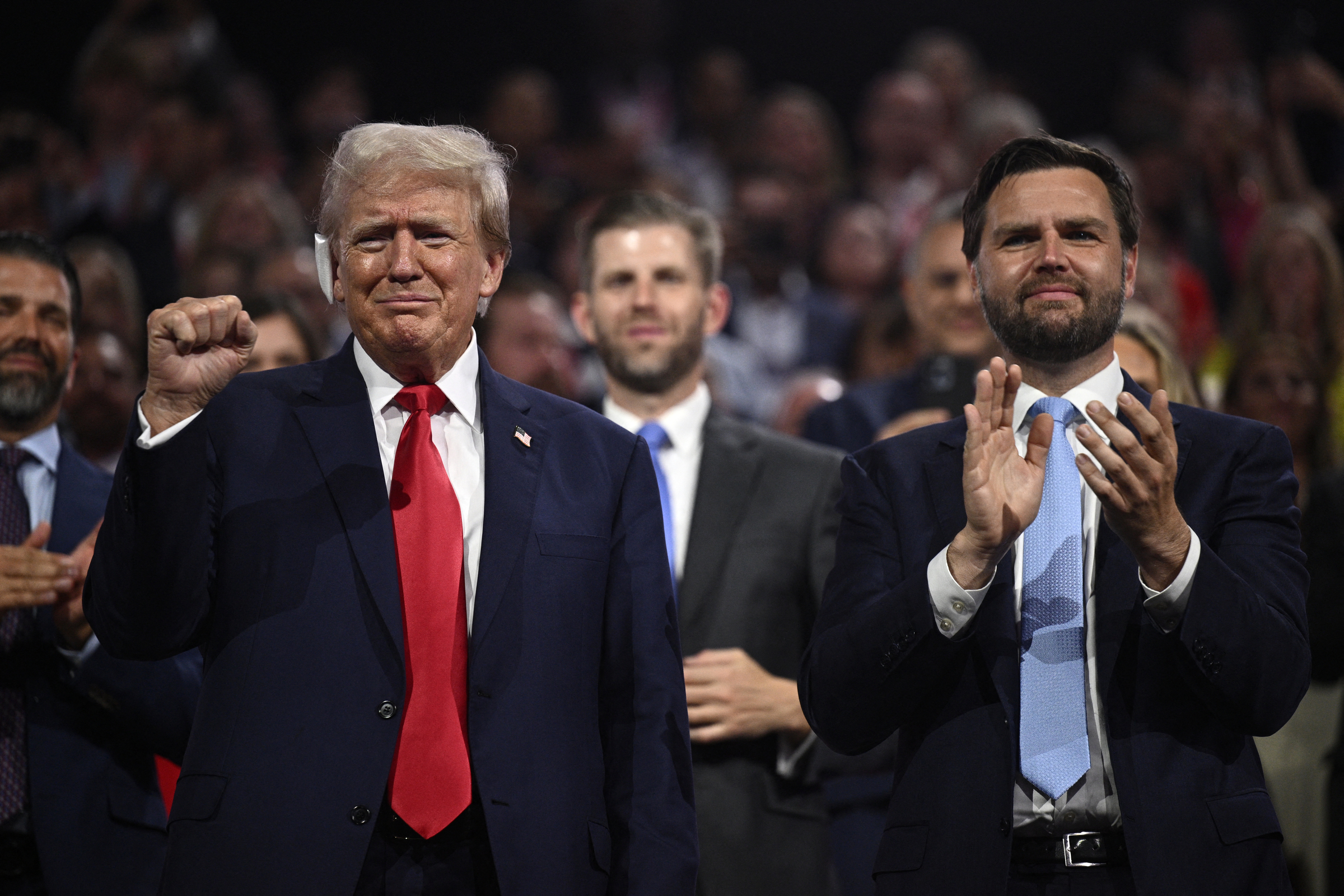 Ông Donald Trump và ứng viên cấp phó J.D. Vance tại Đại hội Toàn quốc đảng Cộng hòa ở Milwaukee, bang Wisconsin ngày 15/7. Ảnh: AFP