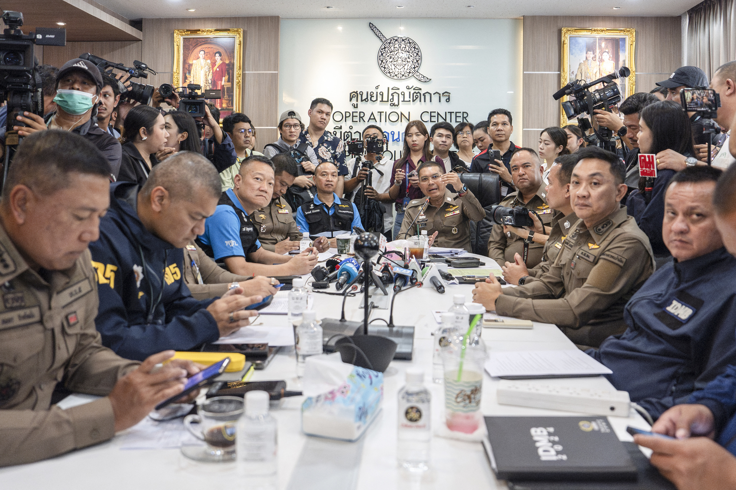 Cảnh sát Thái Lan họp báo tại Đồn cảnh sát Lumpini, Bangkok về vụ 6 người tử vong trong khách sạn Grand Hyatt Erawan ngày 17/7. Ảnh: AFP