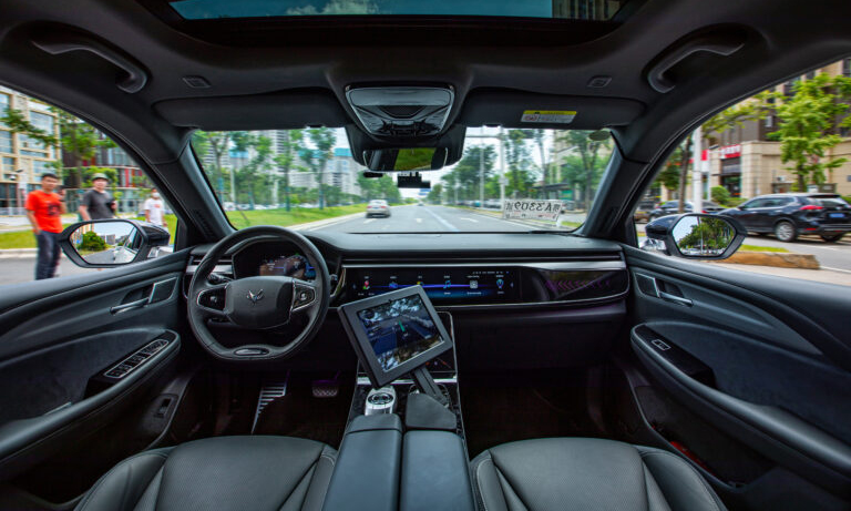 Không có tài xế trên robotaxi, và hành khách chỉ được ngồi ở ghế sau. Ảnh: Baidu