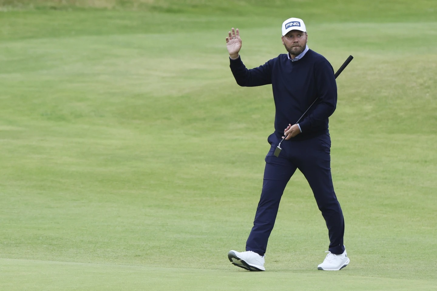Brown chào khán giả sau khi hoàn thành hố 18 vòng cuối The Open 2024 trên sân Royal Troon par 71 ngày 21/7. Ảnh: AP
