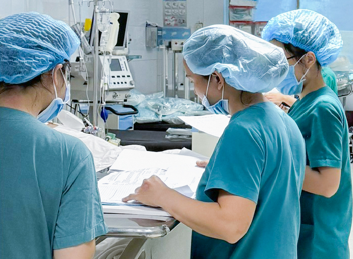 Nhân viên y tế Khoa Phẫu thuật Tim điều trị cho bệnh nhân. Ảnh: Bích Hạnh