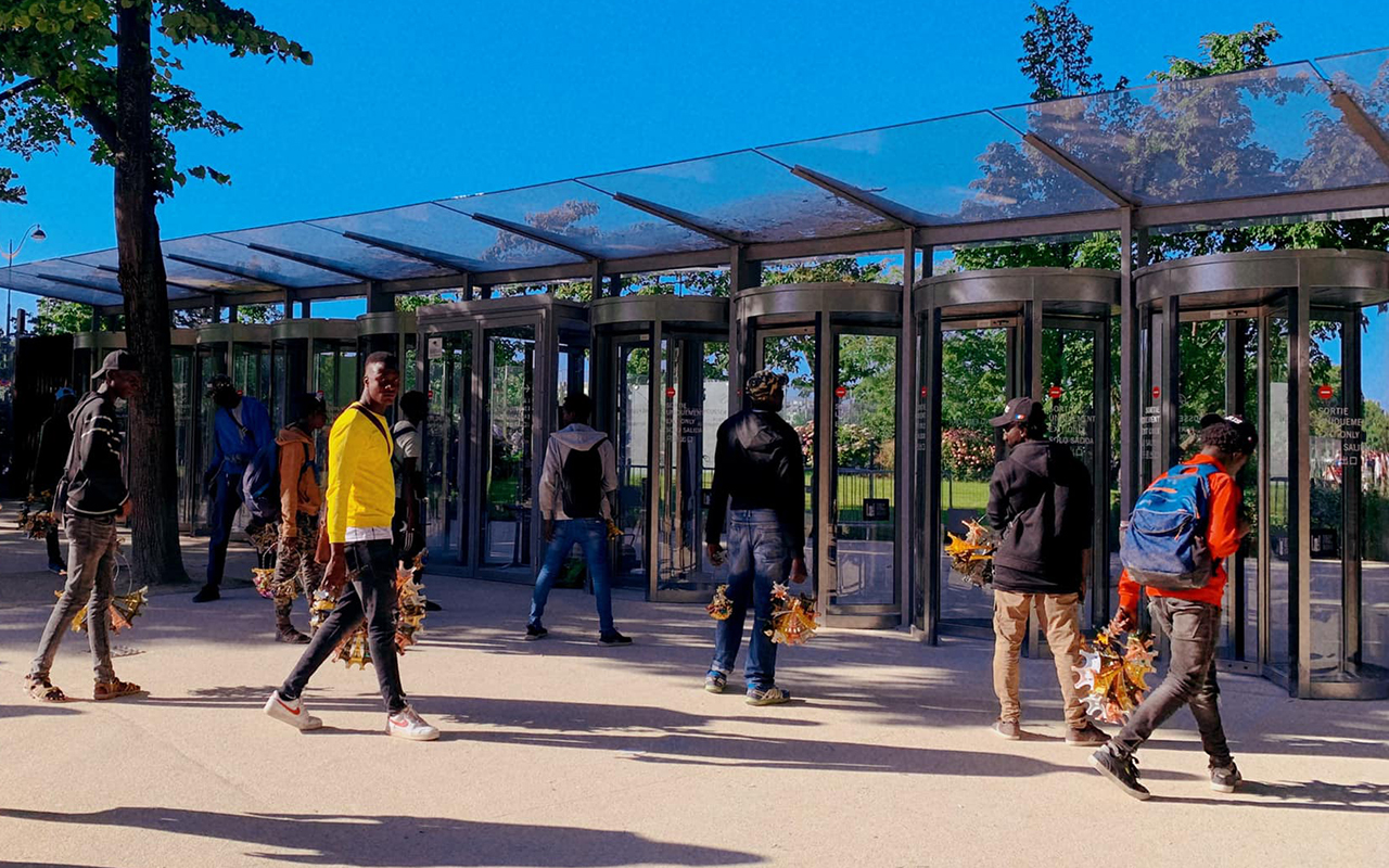 Những người bán hàng rong ở Paris. Ảnh: NVCC