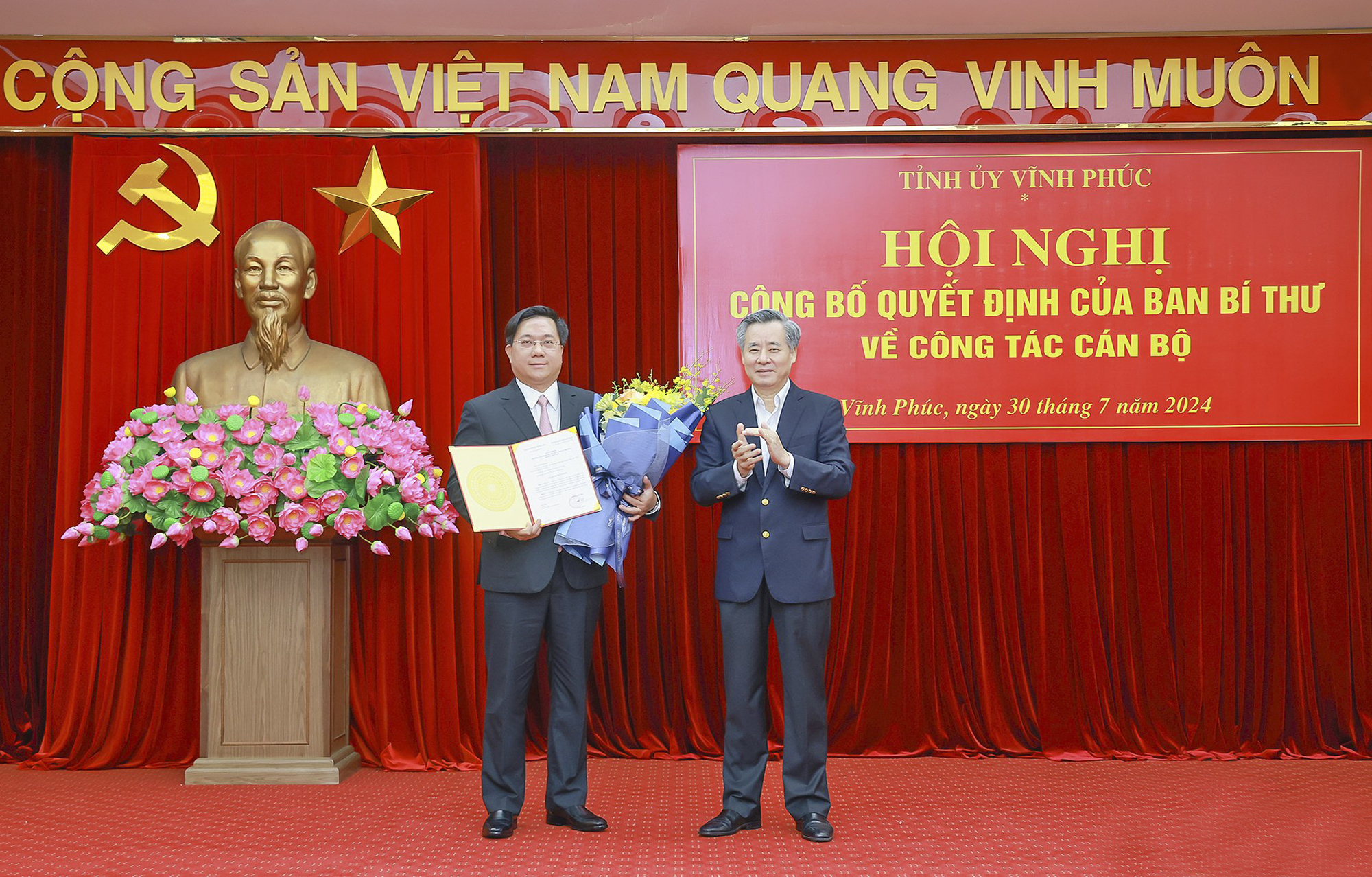 Phó ban Tổ chức Trung ương Nguyễn Quang Dương trao quyết định của Ban Bí thư cho ông Trần Duy Đông (trái). Ảnh: BaoVinhPhuc
