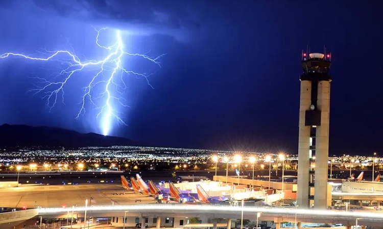 Sét lóe gần sân bay quốc tế McCarran ở Nevada. Ảnh: Ethan Miller