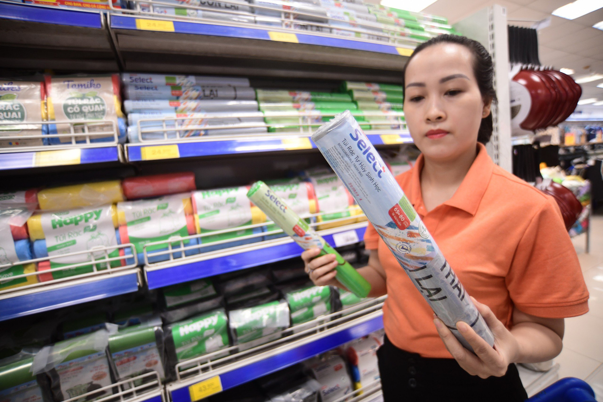 Hàng nhãn riêng Co.op hút khách nhờ chất lượng tốt, mẫu mã đẹp, giá phải chăng - Ảnh: QUANG ĐỊNH Hàng nhãn riêng Co.op hút khách nhờ chất lượng tốt, mẫu mã đẹp, giá phải chăng - Ảnh: QUANG ĐỊNH